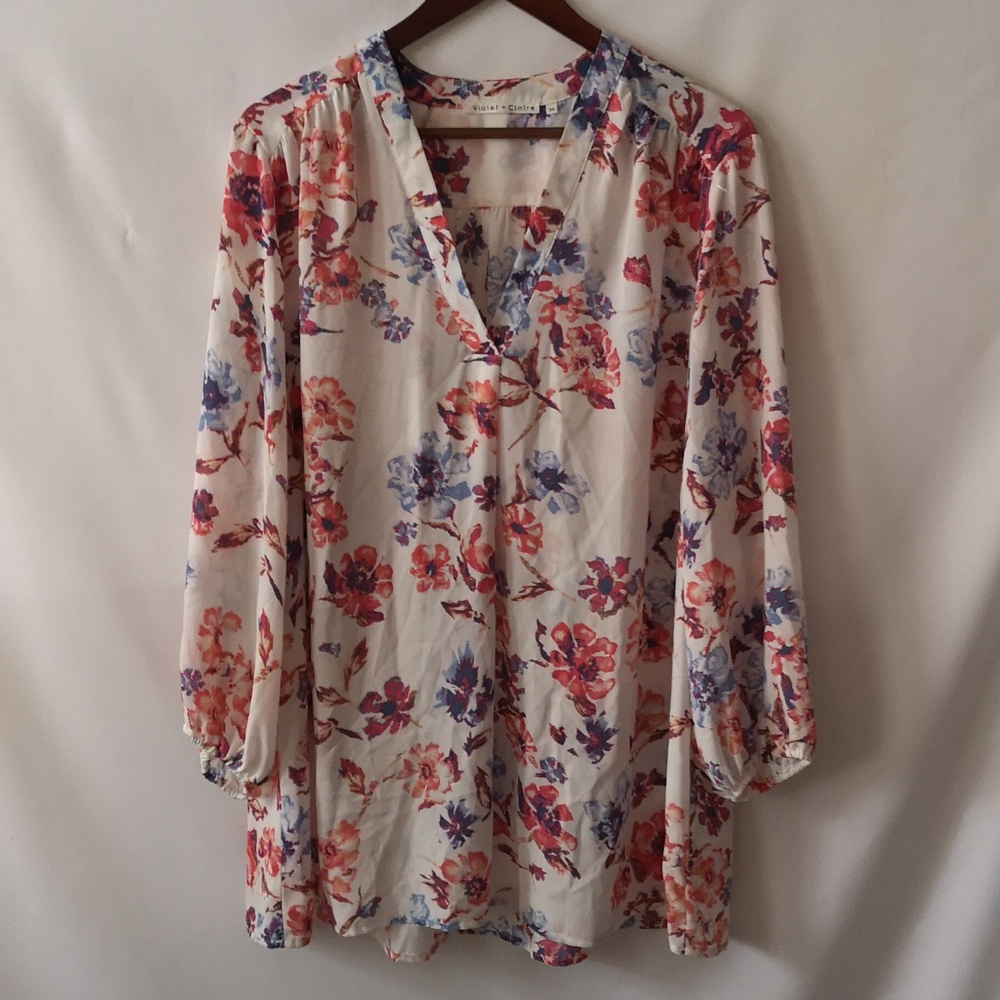 Lovely Like-new Women's Tunic Top by Violet + Claire (Size 2X) Pink Blue Florals
